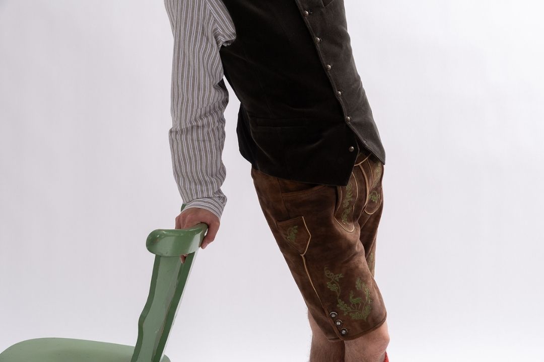 Trachtenoutfit aus Trachtenhemd, Trachtenweste, Lederhose  - Studio
