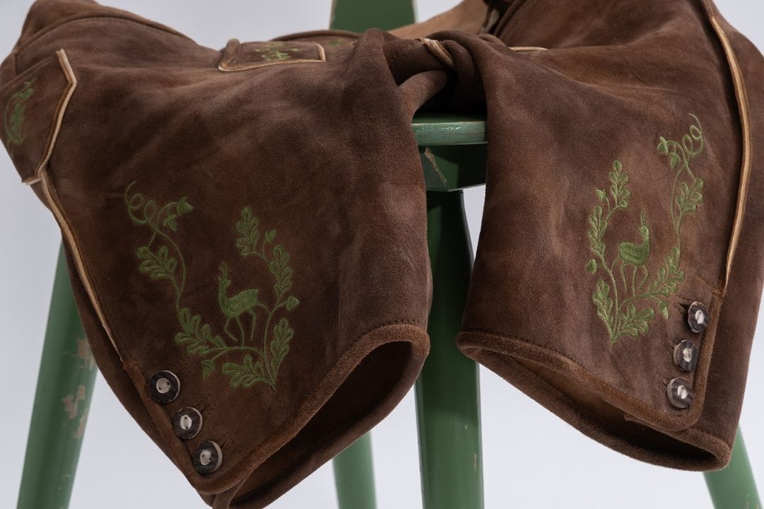 Lederhose - Dunkelbraun - Detail Stick