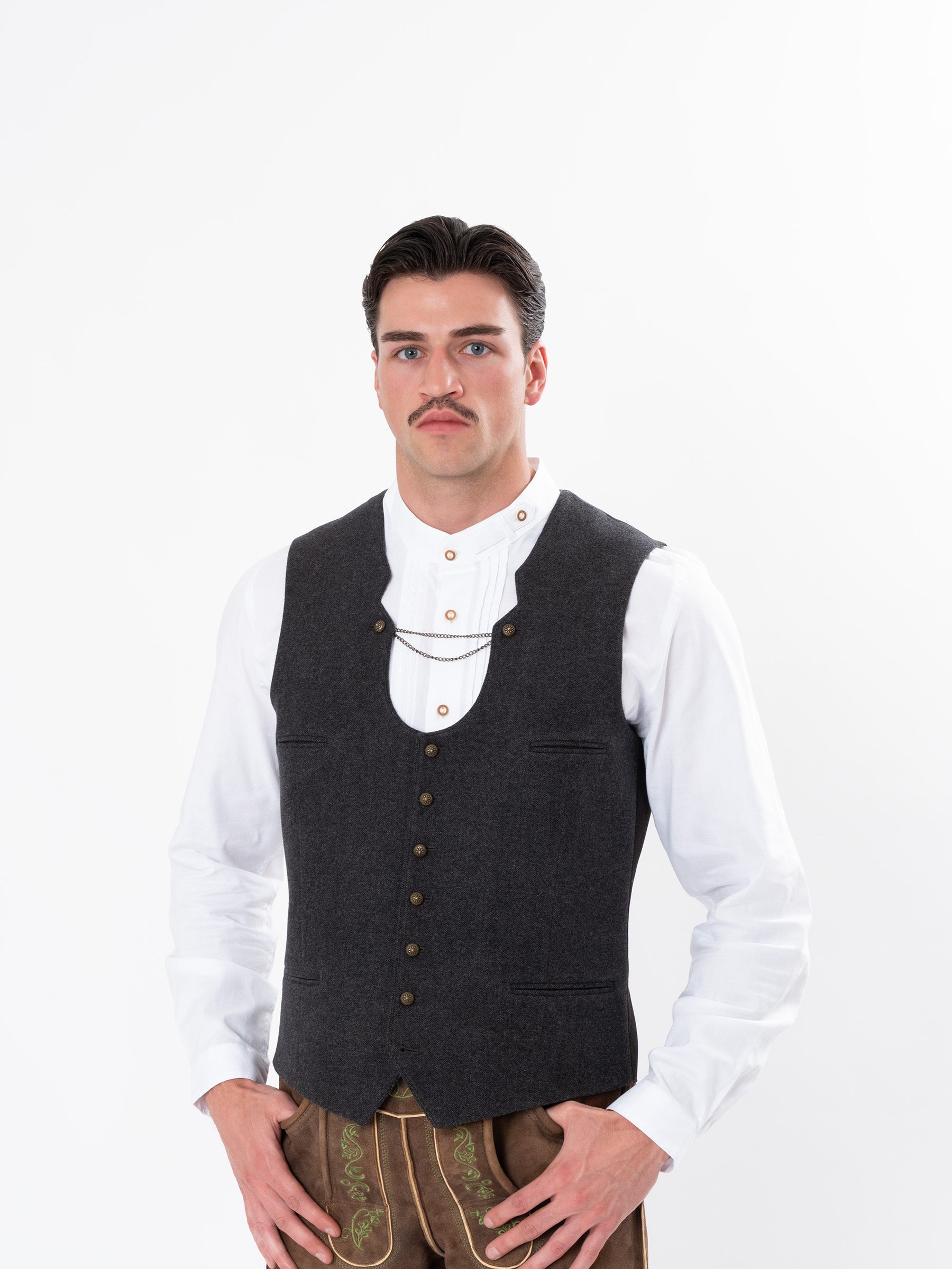 Miesbacher Trachtenweste - Anthrazit-Grau - angezogen
