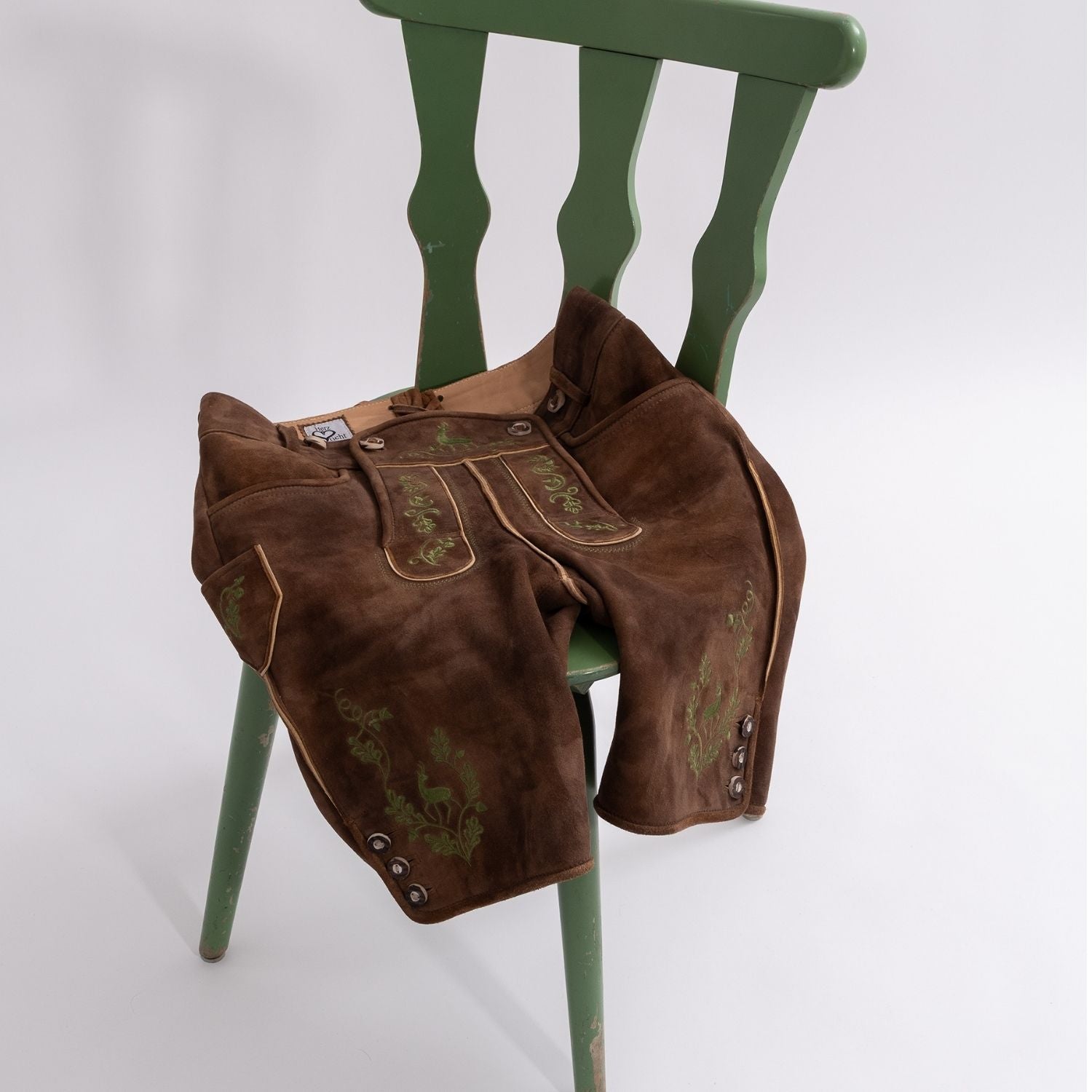 Lederhose - Dunkelbraun - über Stuhl
