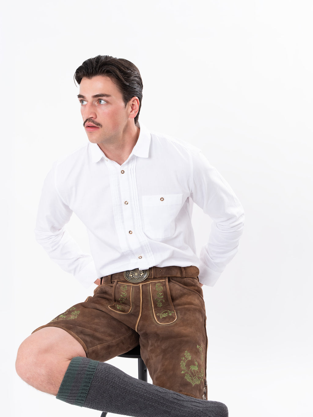 Lederhose kurz Ziegenleder - Dunkelbraun - angezogen