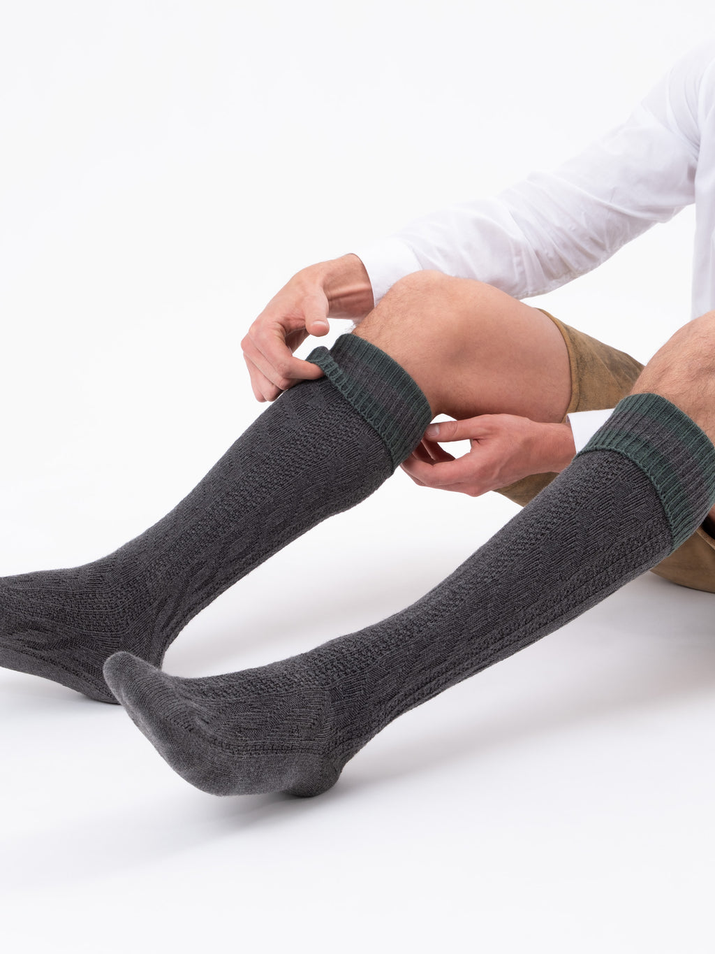 Trachtensocken mit Umschlag und Streifen - Anthrazit-Grün - angezogen