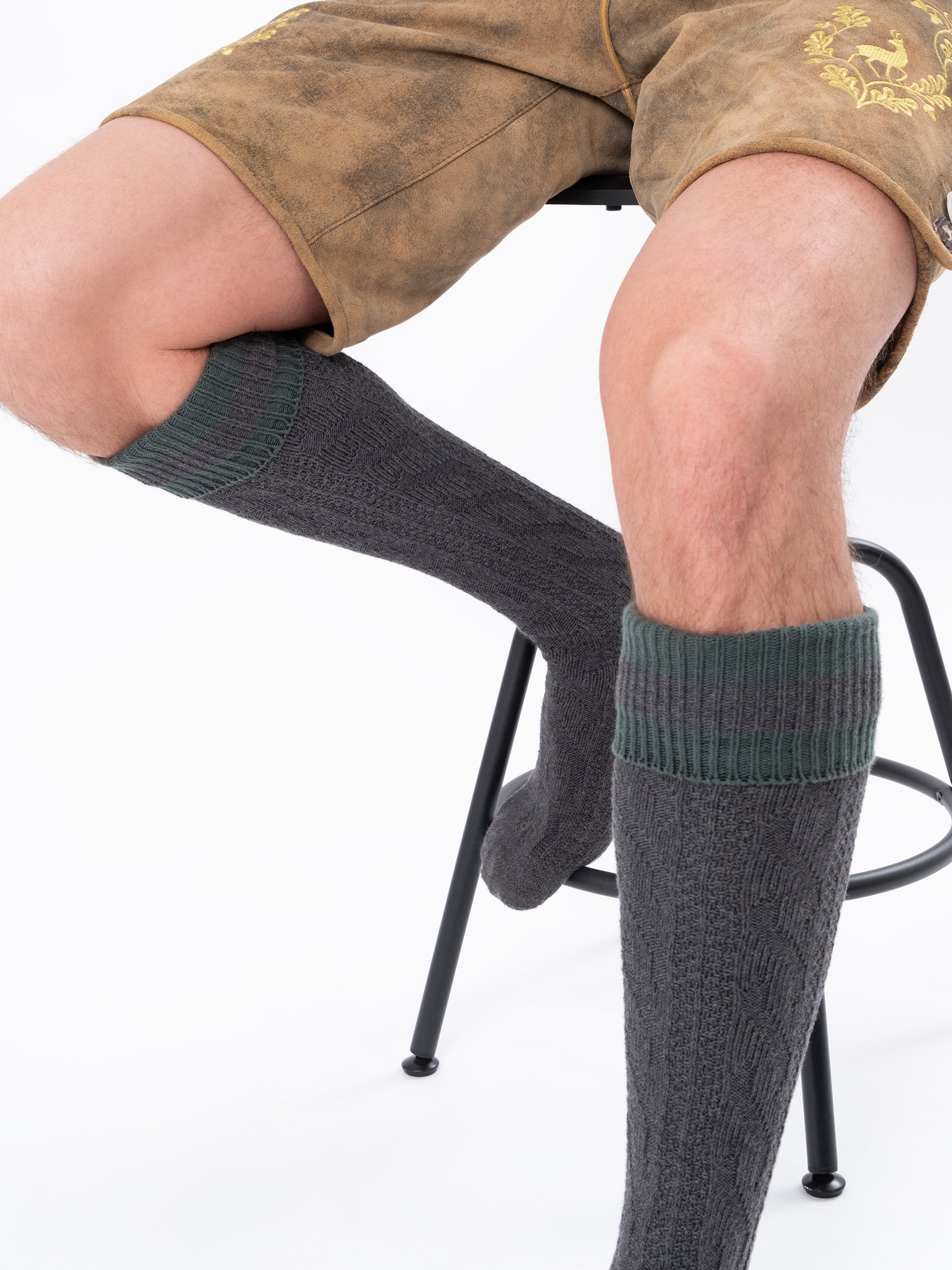 Trachtensocken mit Umschlag und Streifen - Anthrazit-Grün - Nahaufnahme