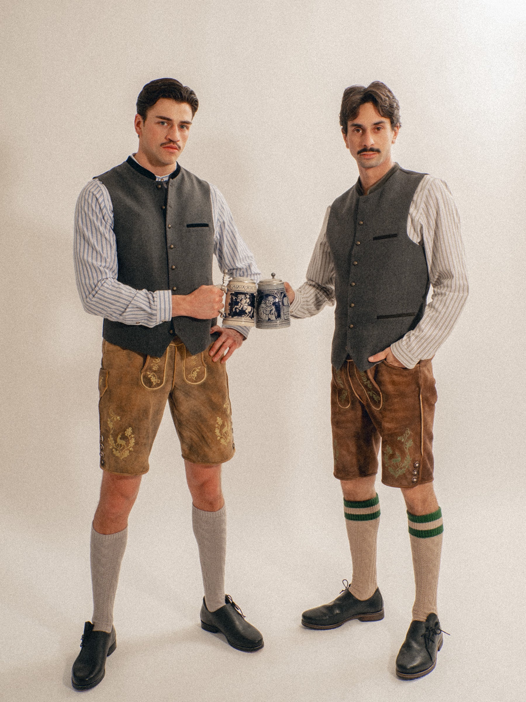 Trachtenweste mit Samt-Detail - Grau-Waldgrün - Outfit