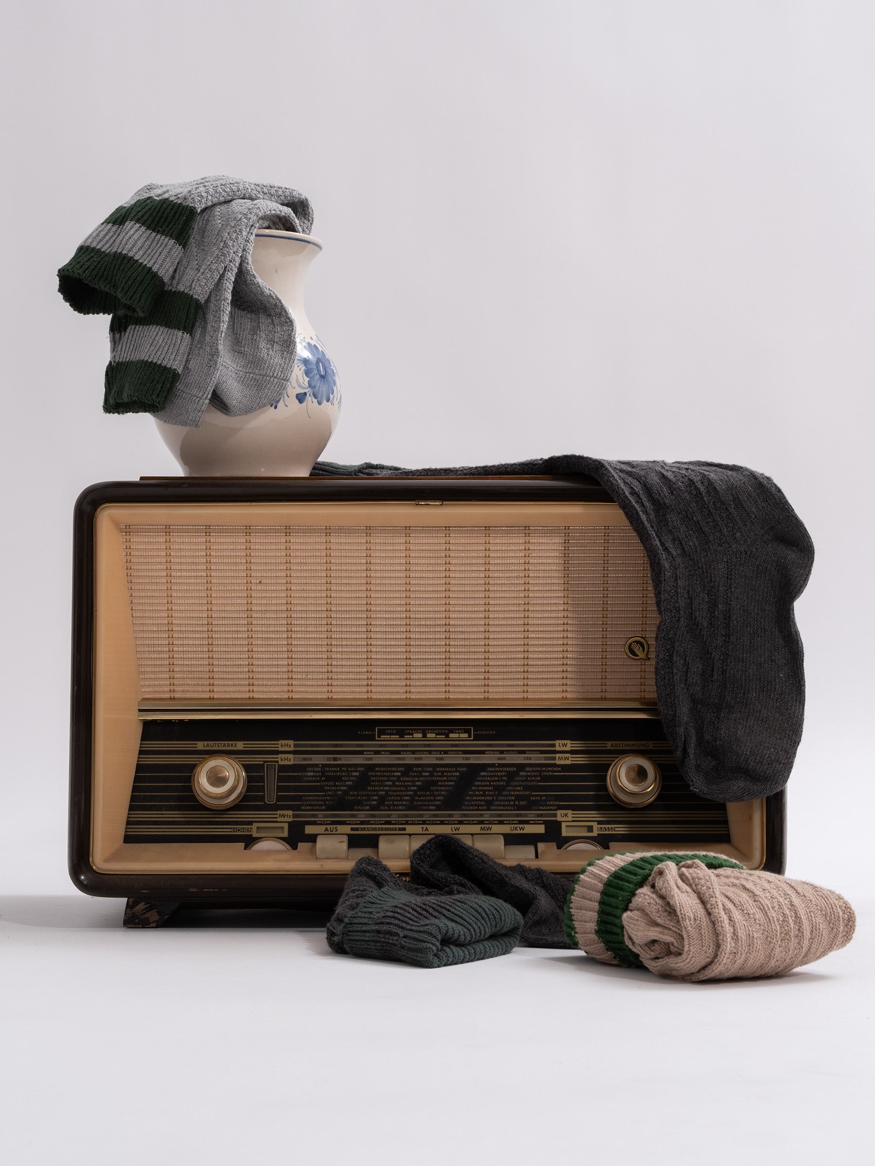 Trachtensocken mit Umschlag und Streifen - Shooting mit Vintage Radio